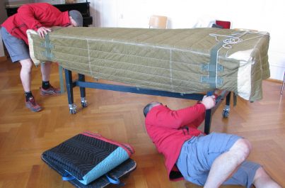 Emballage d'un piano lors de son déménagement en Suisse par l'entreprise Ducret basée à Genève
